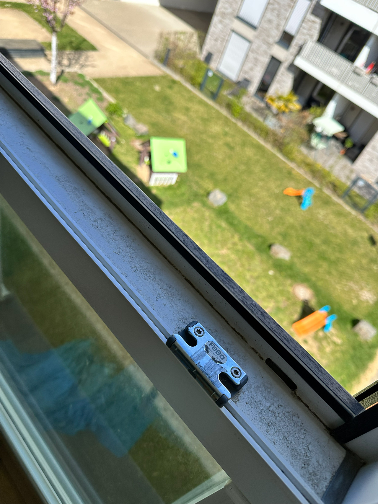 Sie sehen einen verschmutzten Fensterrahmen.
