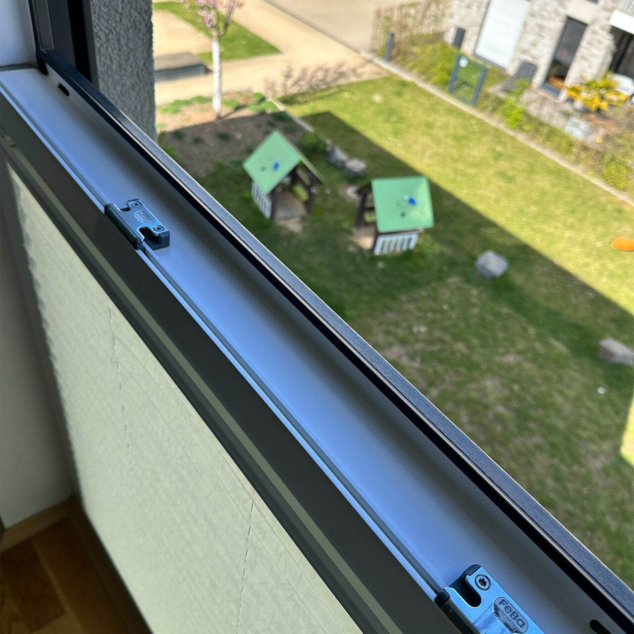 Sie sehen einen gereinigten Fensterrahmen.
